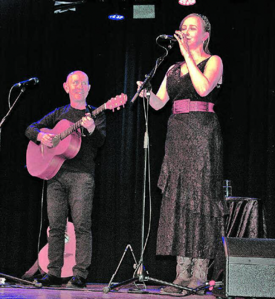 Das Sängerpaar verzauberte das Publikum in Seon schon zum dritten Mal mit seinen melodiösen Geschichten. (Bild: hh)