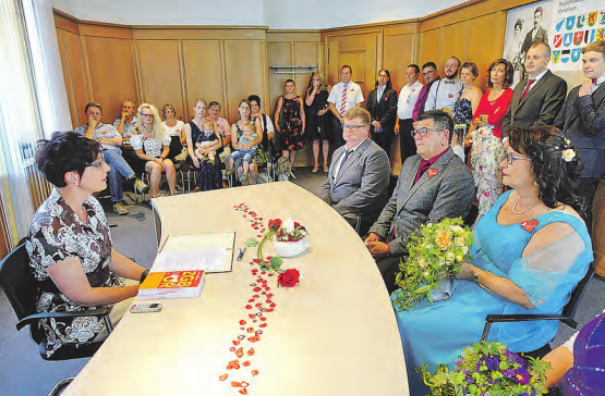 Trauung auf dem Regionalen Zivilstandsamt Menziken: Das Hochzeitspaar Irene Steiner und Thomas Braunagel, flankiert von den Trauzeugen Sonja Rüfenacht und Jürgen Braunagel, werden von der Zivilstandsbeamtin Tatjana Wirz willkommen geheissen.