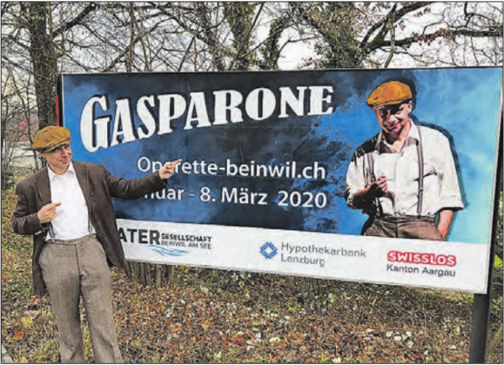 «Gasparone» vor seinem Plakat am Dorfeingang in Lenzburg. (Bild: pd.)