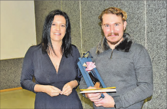 Für zahlreiche Verdienste geehrt: Kevin Brunner konzentriert sich zukünftig ausschliesslich auf die Naturschutzkommission, links Frau Gemeindeammann Marliese Loosli. (Bilder: Alfred Weigel)