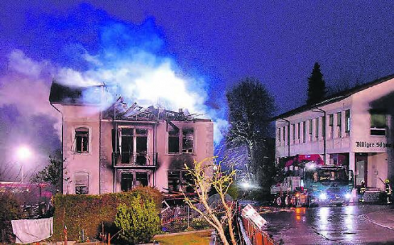 Brand in Pfeffikon: Das Feuer hat markante Spuren am Mehrfamilienhaus im Ortszentrum hinterlassen. (Bilder: mars.)