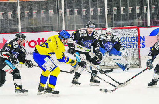 SCR im Dauerstress: Daniel Lüscher, Arnold Koncsag und Torhüter Joel-Pascal Christen (v.l.) bekundeten Mühe in der Abwehr. (Bild: Roland Jaus)