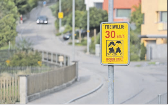 Pflicht statt Freiwillig: An der Schwabistalstrasse werden Autofahrer heute schon aufgefordert, langsamer zu fahren. (Bild: Remo Conoci)