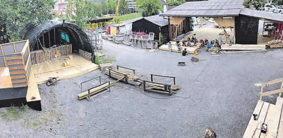 Bald ist das Herzog Bauareal in ein buntes Festivalgelände verwandelt: Seit mehr als einer Woche wird mit vereinter Manneskraft angepackt – eine Pause darf natürlich auch sein. (Bild: zVg.)