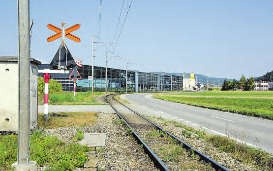 Die nächste Baustelle wartet: Die Totalerneuerung des WSB-Trasses zieht eine Sperrung der Gontenschwilerstrasse ab dem Knoten Grosssteinengasse bis zum Salzlager Schoren nach sich. Zur Verbesserung des Fahrkomforts wird die Streckengeometrie von Gleis und Strasse im Kurvenbereich vor der Glas Trösch leicht angepasst. (Bilder: mars.)