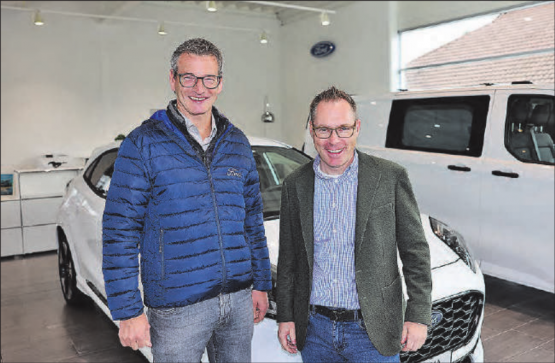 Markus Geissmann, Garage Geissmann (links) und Roger Faes, Wyna Garage – die beiden Geschäftsführer freuen sich über die Zusammenarbeit. (Bild: zVg.)