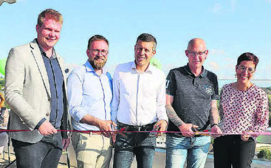 Feierlich wurde ein Band durchschnitten: (v.l.): Lukas Fritschi (Head of Operations), Emmanuel Gimenez (Cluster Manager), Heinrich Toldo (CEO), Erich Bruderer, Gemeindeammann Menziken und Tamara Weishaupt, Projektleiterin.