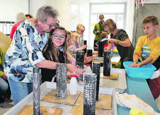 Strahlende Kinderaugen am traditionellen Sommerfest der Stiftung Schürmatt, welches für einmal nicht vom Wetterglück profitieren konnte. (Bild: Jaf.)