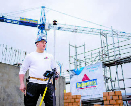 Nick Alpiger mit Robotic-Station. (Bild: zVg.)