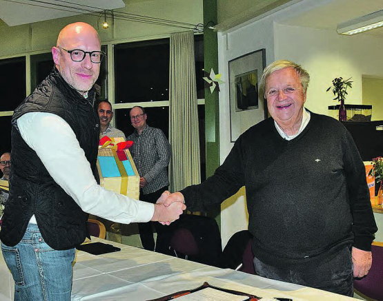 Herzliche Verabschiedung des Pioniers: Raphael Borer (li.) überreicht Hansuli Mathys einen speziellen Tropfen. (Bild: st.)