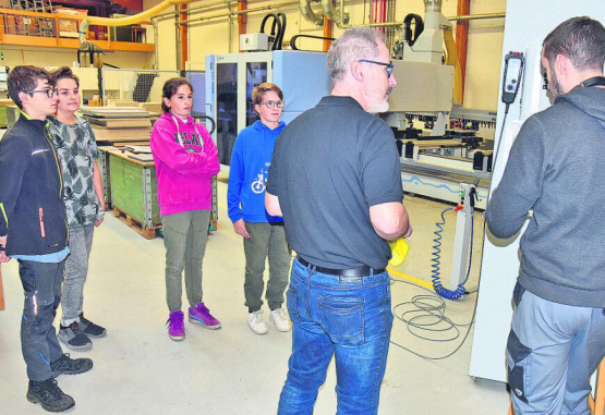 Beeindruckte Schüler am Ausbildungstag: Die CNC-Maschine (Computerized Numerical Control) ist das Herzstück bei Bolliger Ladenbau, Schlossrued.