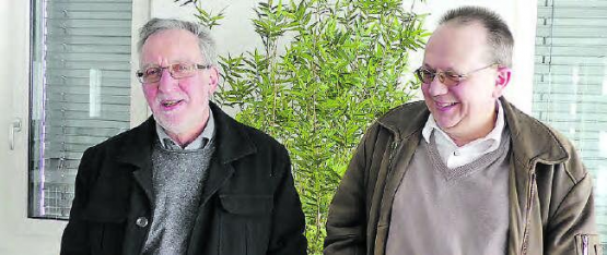 Kirchenpflegepräsident Kurt Hirt (l.) verabschiedet Mark Bühler. Dieser amtierte vierzehn Jahre lang als Kirchenpfleger und wird sich weiterhin im Fahrdienst einbringen. (Bild: zVg.)