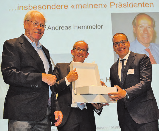 Mit einem essbaren Gruss aus dem Glarnerland: Mathias Grünenfelder (Mitte) dankte «seinen» VR-Präsidenten Andreas Hemmeler (li.) und Kaspar Hemmeler.