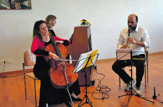Sie zauberten viele lächelnde Gesichter in den Raum: Das Trio Sorriso mit Daniela Roos, Patricia Ulrich und Lukas Roos. (Bild: st.)