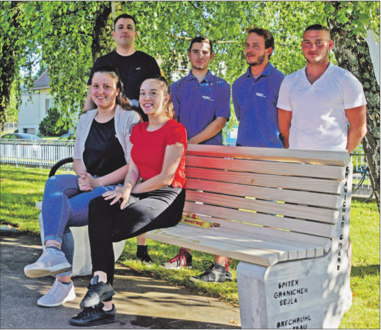 Auf Initiative des Gränichen Gwärbs ist ein Lehrlingskunstwerk entstanden: Stolz präsentieren die Lernenden ihre Sitzbank. (Bild: el.)