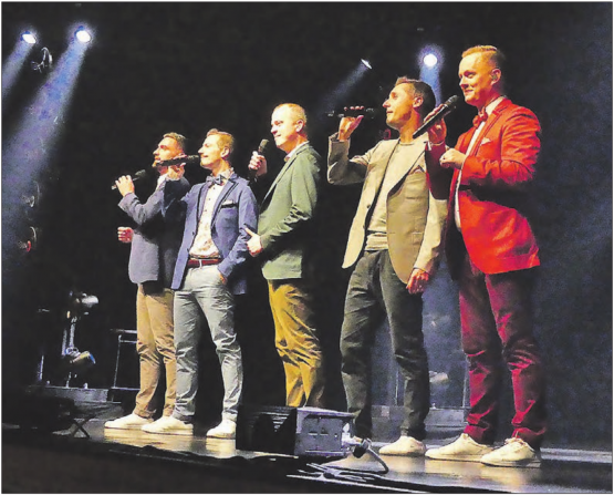 Fünf volljährige Künstler: Humor, Gesang, Musik, Theater und Tanz – Bliss begeisterte im Saalbau Reinach mit einer grandiosen Show. (Bild: moha.)