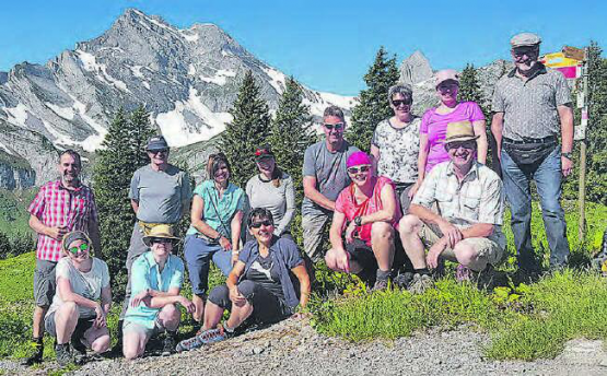 Herrliche Ausblicke genossen: Die gut gelaunten Mitglieder der Theatergruppe Schwarzenbach auf ihrer Wanderung im Glarnerland. (Bild: zVg.)