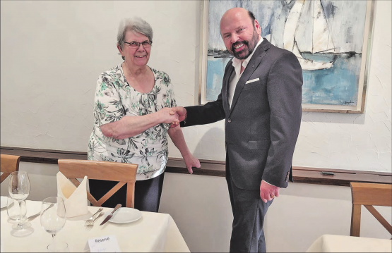 Ein erfolgreiches Duo: Die Chemie zwischen Gastgeberin Luzia Finazzi und Investor Hermann Alexander Beyeler scheint zu stimmen. (Bild: rms.)