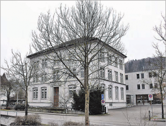 Das Dorfschulhaus Gränichen: Am 3. Mai 1891 eingeweiht, im Laufe der Zeit mehrmals verändert und im Jahr 2019 umfassend saniert. (Bilder: mars.)