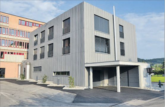 Ambulante Dienstleistungen und stationäre Pflege unter einem Dach: Der Erweiterungsbau am Alterszentrum in Oberkulm umfasst eine neue Küche, Büroräume und den Standort der Spitex Mittleres Wynental. (Bilder: zVg.)