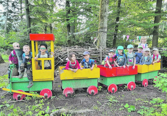 Mit der Rickenbacher Waldspielgruppe «Chäfernäscht»: Volle Fahrt ins Abenteuer. (Bilder: zVg.)