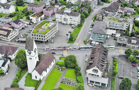 Die Einmündung der Böhlerstrasse (oben rechts) in die Hauptstrasse ist verkehrstechnisch ein neuralgischer Punkt im Wynental. (Bild: Nick Schaffner)
