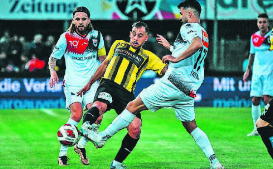 Kein Durchkommen für Schaffhausen: Olivier Jäckle (l.) beobachtet Torschütze Valon Fazlju, wie er seinem Kontrahenten den Ball weg spielt.