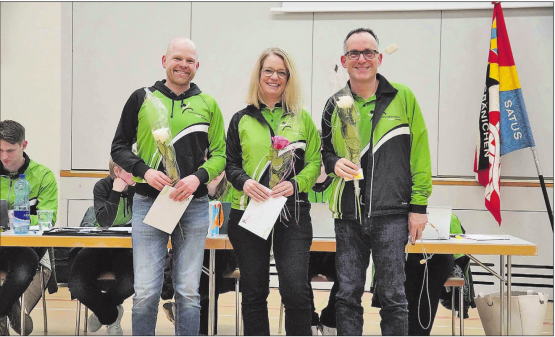 Wurden geehrt: Christian Hohl (links), Nadine Steiner (Mitte) und Beat Steiner (rechts). Beat Steiner war 16 Jahre lang Vereinspräsident von Satus Gränichen. (Bilder: zVg.)