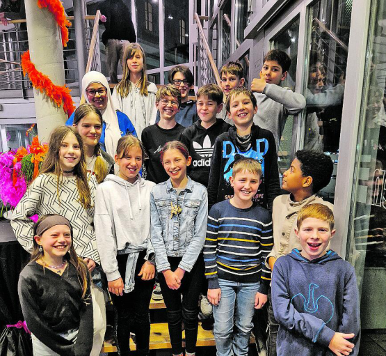 Strahlende Gesichter bei den Schülerinnen und Schülern nach dem Besuch der Operette in Beinwil am See. (Bild: zVg.)