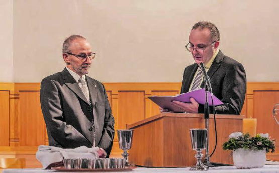 Feierlicher Akt zum Ersten: Die offizielle Amtseinsetzung von Pfarrer Andreas Schindler (l.) durch Dekan Heinz Brauchart. (Bilder: dr.)