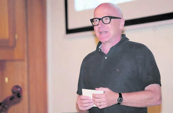 Markus Kirchhofer las aus seinem Buch «Der Stachel – kleine Novellen» und führte galant durch den Abend. (Bild: zVg.)