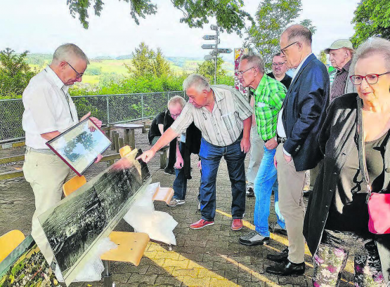 Die Historische Vereinigung Wynental schenkt der fusionierten Gemeinde Menziken eine 150-jährige Panorama-Fotografie und eine aktuelle Ansicht von demselben Standort. (Bilder: Ruth Merz)