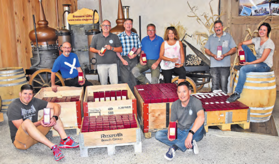 Freudige Gesichter nach viel Arbeit: Das OK präsentiert den abgefüllten Oberkulmer Rotkorn-Whisky. Gut 500 Flaschen wurden produziert. (Bild: P.Te.)