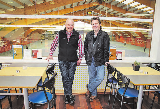 Die Organisatoren Martin Sollberger (l.) und Cris Regez freuen sich auf 40 Aussteller, 30 Marken, 157 Autos, 10 Foodtrucks und viele Besucher. (Bild: zVg.)