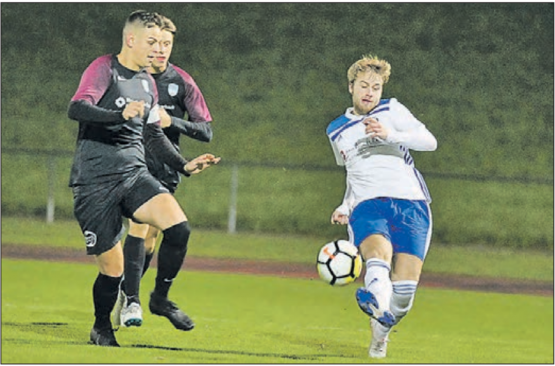 Der Lenzburger Alain Iseli kommt zu spät: Doppeltorschütze Bruno Merz drückt ab und trifft zum 1:0 für den FC Böju. (Bild: Otto Lüscher)