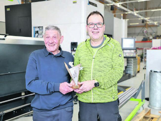 Anlässlich des Neujahrsapéros 2024 bekamen Matthias «Disli» Vogt (l.) und Roland «Pfanni» Pfanner einen Prix Menzo. Am 22. Juni werden das Ereignis und Dislis 70. Geburtstag gebührend gefeiert. (Archivbild: rc.)