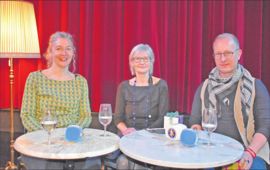 «Das Wunder der Liebe»: Nach dem Hörstück «KinoWunder» diskutierte Nadia Pfendsack mit Gesundheitswissenschafterin und Historikerin Brigitte Ruckstuhl und dem Primarlehrer Stefan Lienhard im Reinacher TaB. (Bild: hg.)