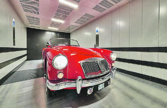 Autoaufzug für die Oldtimer-Sammlung von Ernst Brunner, Teufental. (Bilder: zVg.)