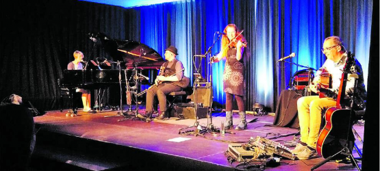 Die Celtic Folk Music Band Cara mit (v.l.) Kim Edgar, Simon Pfisterer, Gudrun Walther und Jürgen Treyz sorgte in Unterkulm für beste Unterhaltung. (Bild: rms.)
