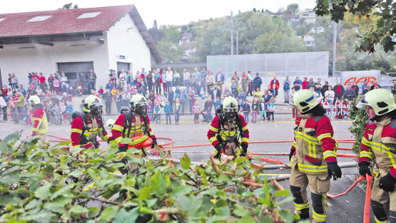 Spektakuläre Bilder anlässlich der Hauptübung: Der Atemschutz bereitet sich für die Rettung vor. (Bilder: zVg.)