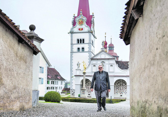 «Es geht um Glauben und Vertrauen»: Harald Eichhorn, Propst des Stifts Beromünster. Die Stiftskirche, St. Michael geweiht, ist die Luzerner Pilgerkirche des Bistums Basel im Heiligen Jahr. (Bild: Dominik Thali)