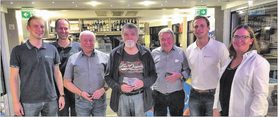 So sehen strahlende Sieger und eingespielte Organisatoren aus: Von links Severin Frei und Martin Sandmeier vom Verein jassevents.ch, Jörg Wähli (2.), Sieger Walter Hachen und Samuel Strahm (3.), flankiert von Marc Fricker, Leiter Geschäftsstelle Hypi Meisterschwanden und Michèle Dössegger. (Bilder: msu.)