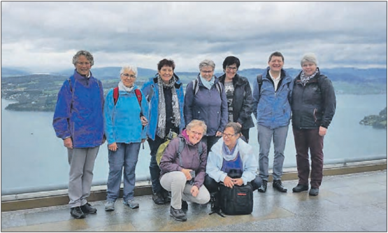 Trotz Wetterkapriolen gut gelaunt in «hohen Lüften»: die Mitglieder der Trachtengruppe Leutwil. (Bild: zVg.)