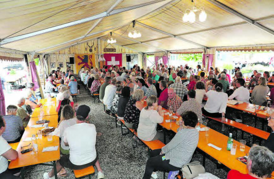 Das Festzelt auf dem Gemeindehausplatz war gut gefüllt. Kulinarisch versorgt wurde man vom BrauGarage-Team und vom SC Reinach.