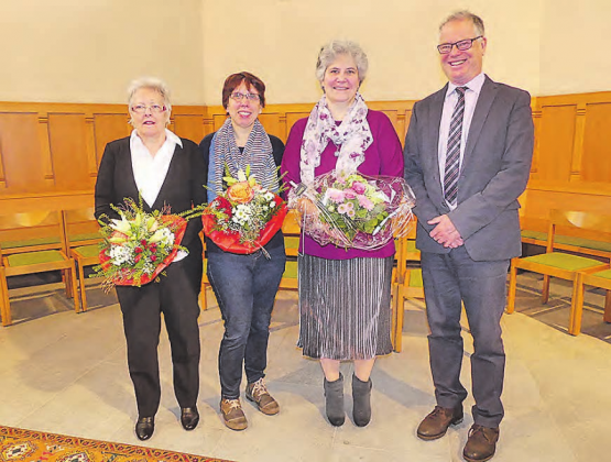 Feierlich in ihr Amt eingesetzt: Die drei neu eingesetzten Kirchenpflegemitglieder Margrit Dubach, Jacqueline Polansky und Ruth Steiner mit Dekan Andreas Pauli (v. l.). (Bild: zVg.)