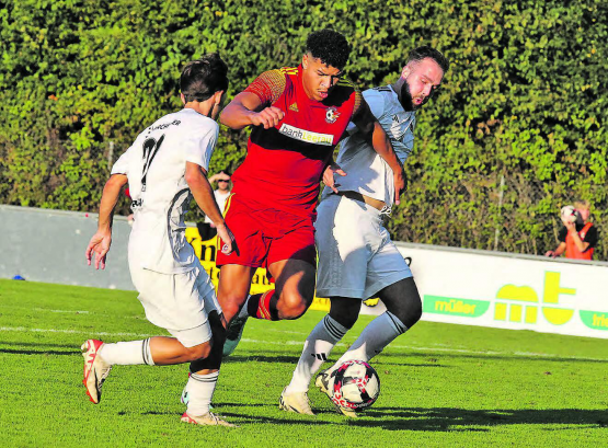 Schöftlands Dean Bregenzer tankt sich gegen zwei Klingnauer durch – insgesamt blieb der SC Schöftland aber ohne Chance. (Bild: Otto Lüscher)