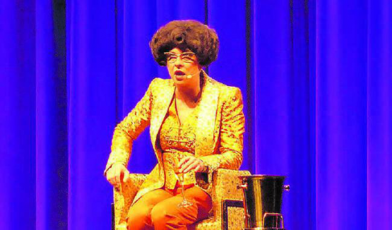 Immer auf Zack: Regula Esposito begeisterte als Helga Schneider das Reinacher Publikum im gut besuchten Saalbau. (Bild: lo.)