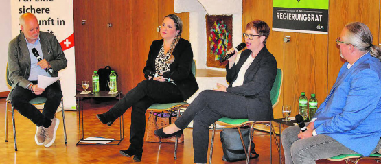 Bildungs-Podium in Holziken: (v.l.) Moderator Rolf Cavalli mit Martina Bircher, Ruth Müri und Beat Flach. (Bild: masu.)