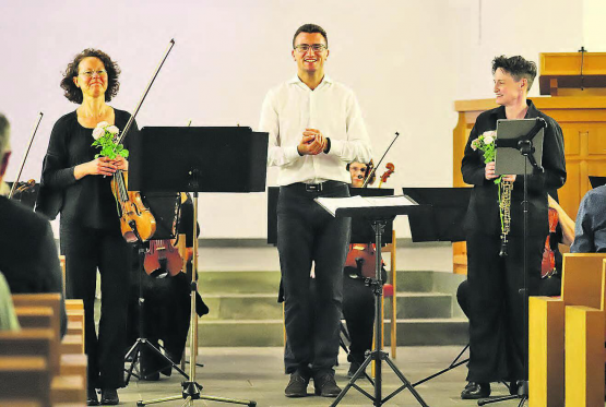 Dirigent Gregor Bugar steckte die Mitglieder des Orchesters mit seiner Freude an der Musik an. Hier mit den beiden Solistinnen Leandra Wolf (links) und Esther Hächler. (Bilder: rc.)