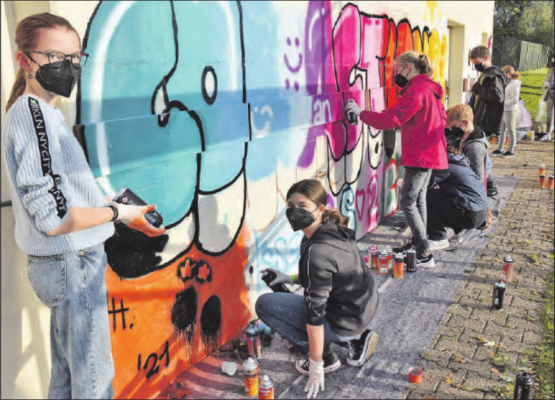 Am «Conaction»-Anlass in Schöftland: Die angehenden Graffitikünstlerinnen machen kurz Pause, nach dem Blick zur Kamera ging es weiter. (Bilder: aw.)